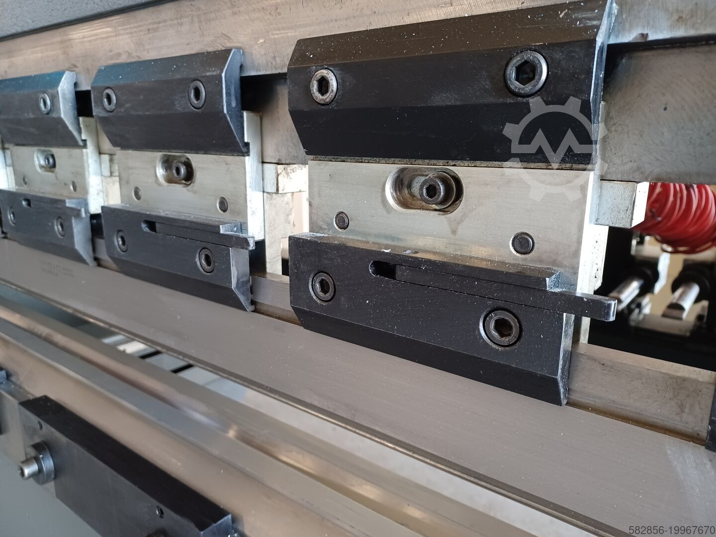 Sheet metal bending machine thumbnail 3